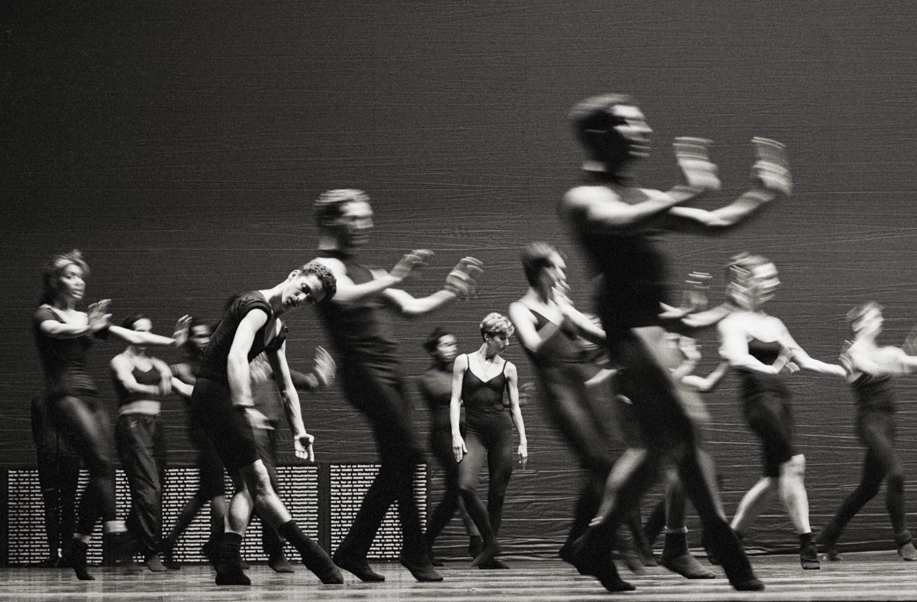 Tänzerinnen und Tänzer des Ballett Frankfurt in Bewegungsunschärfe auf der Bühne